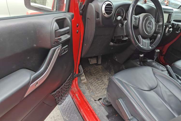 Used Jeep Wrangler 2014 2.8TD Sahara Four-Door Edition Driver Seat
