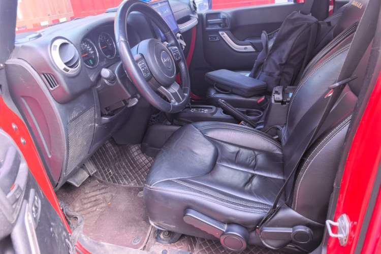 Used Jeep Wrangler 2014 3.0L Sahara Four-Door Edition Driver Seat