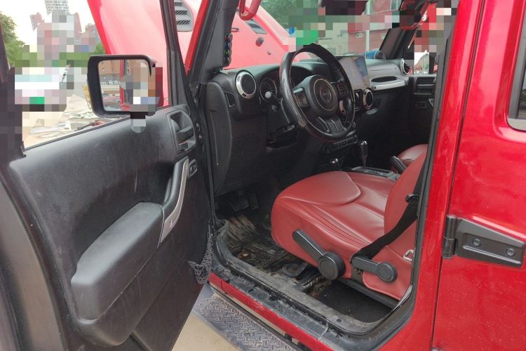 Used Jeep Wrangler 2014 3.0L Sahara Four-Door Edition Driver Seat