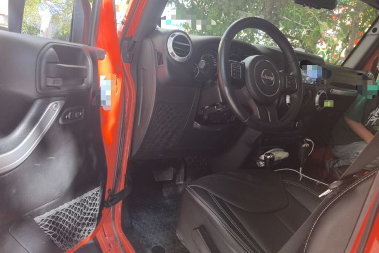 Used Jeep Wrangler 2014 3.0L Sahara Four-Door Edition Driver Seat