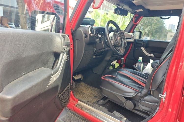 Used Jeep Wrangler 2014 3.0L Sahara Four-Door Edition Driver Seat