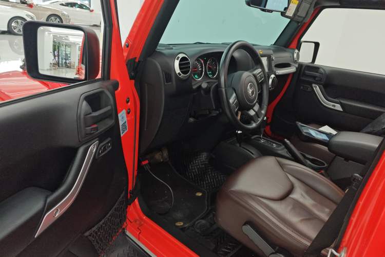 Used Jeep Wrangler 2014 2.8TD Sahara Four-Door Edition Driver Seat
