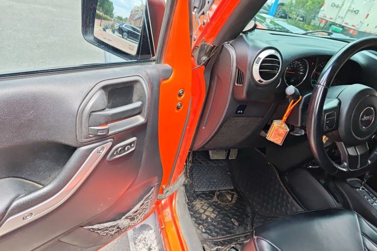 Used Jeep Wrangler 2014 3.0L Sahara Four-Door Edition Driver Seat