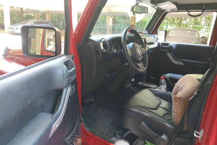 Used Jeep Wrangler 2014 3.0L Sahara Four-Door Edition Driver Seat