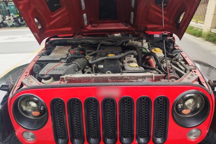 Used Jeep Wrangler 2014 2.8TD Sahara Four-Door Edition Engine Bay