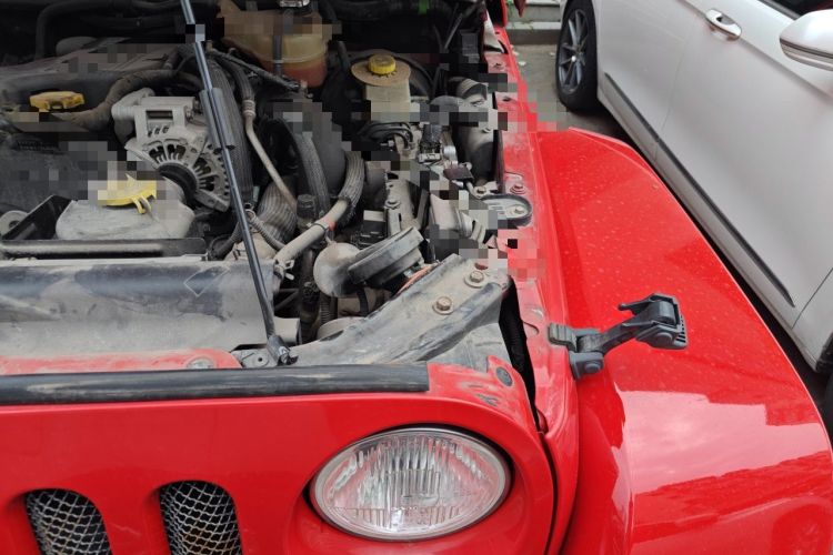 Used Jeep Wrangler 2014 2.8TD Sahara Four-Door Edition Engine Bay Left