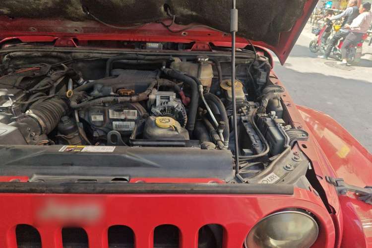 Used Jeep Wrangler 2014 2.8TD Sahara Four-Door Edition Engine Bay Left
