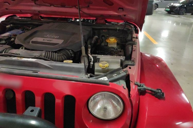 Used Jeep Wrangler 2014 3.0L Sahara Four-Door Edition Engine Bay Left