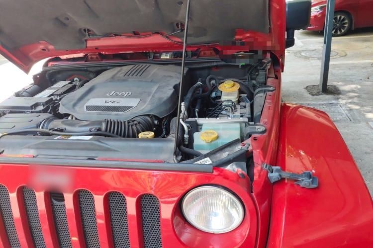Used Jeep Wrangler 2014 3.0L Sahara Four-Door Edition Engine Bay Left