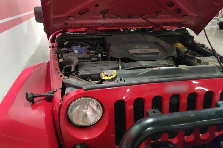 Used Jeep Wrangler 2014 3.0L Sahara Four-Door Edition Engine Bay Right