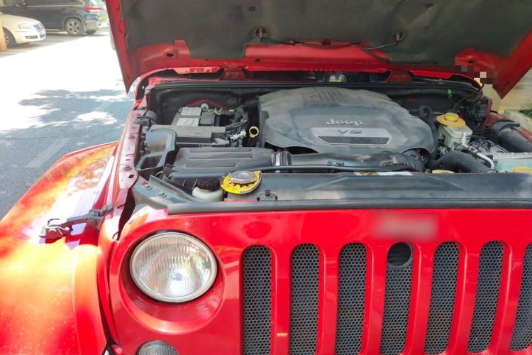 Used Jeep Wrangler 2014 3.0L Sahara Four-Door Edition Engine Bay Right