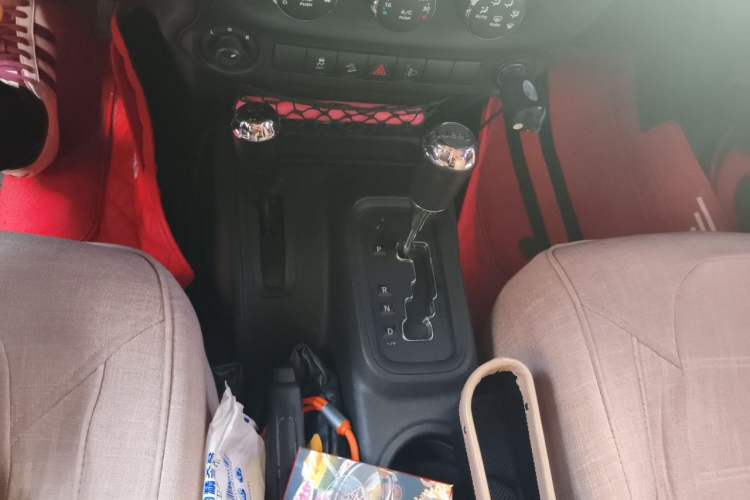 Used Jeep Wrangler 2014 2.8TD Sahara Four-Door Edition Gear Lever