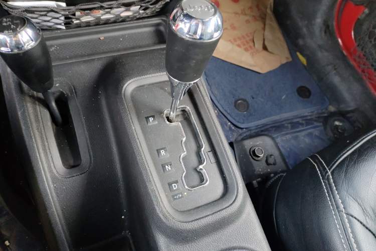 Used Jeep Wrangler 2014 3.0L Sahara Four-Door Edition Gear Lever