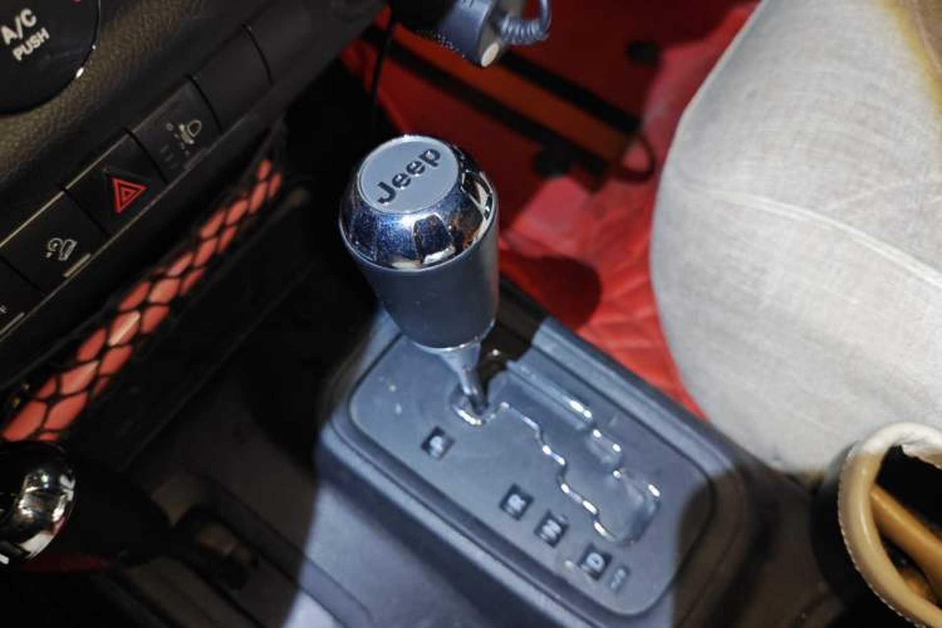 Used Jeep Wrangler 2014 2.8TD Sahara Four-Door Edition Gear Lever