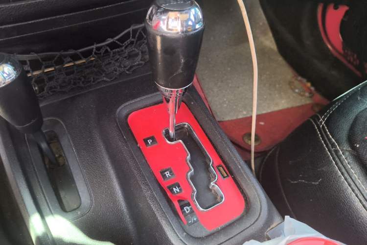 Used Jeep Wrangler 2014 2.8TD Sahara Four-Door Edition Gear Lever