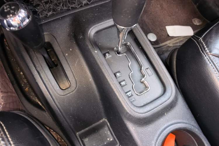 Used Jeep Wrangler 2014 3.0L Sahara Four-Door Edition Gear Lever