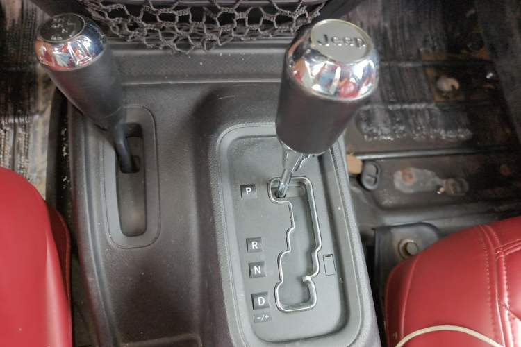 Used Jeep Wrangler 2014 3.0L Sahara Four-Door Edition Gear Lever