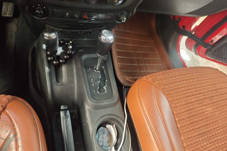 Used Jeep Wrangler 2014 2.8TD Sahara Four-Door Edition Gear Lever