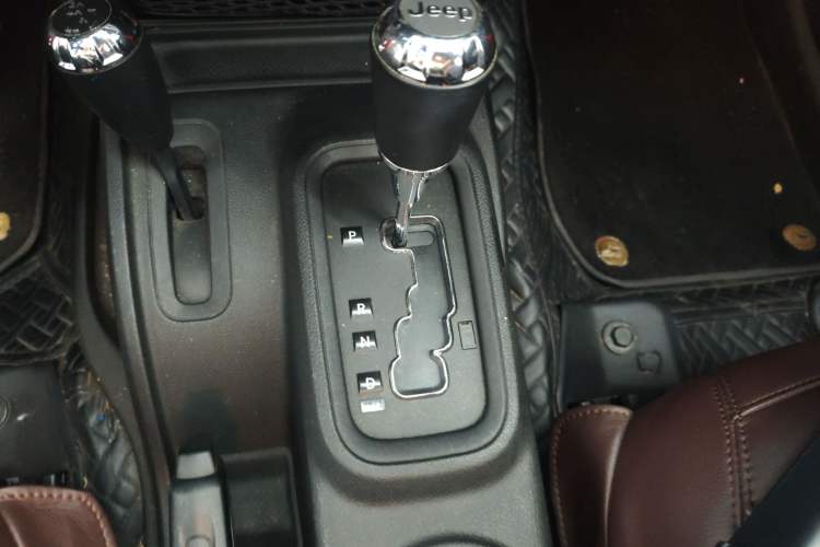 Used Jeep Wrangler 2014 2.8TD Sahara Four-Door Edition Gear Lever