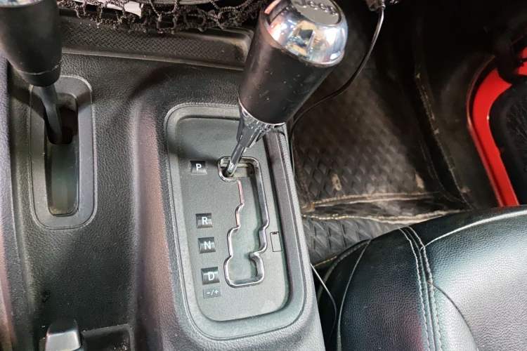 Used Jeep Wrangler 2014 3.0L Sahara Four-Door Edition Gear Lever