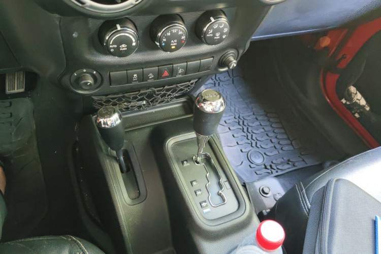 Used Jeep Wrangler 2014 3.0L Sahara Four-Door Edition Gear Lever