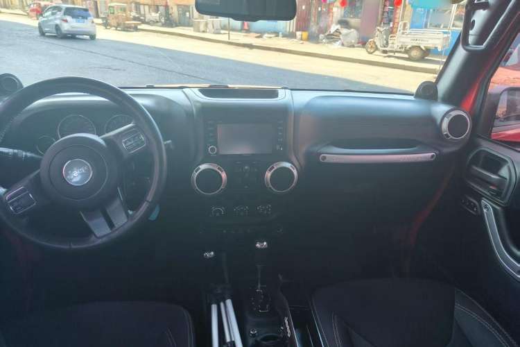 Used Jeep Wrangler 2014 3.0L Sahara Four-Door Edition Interior 1