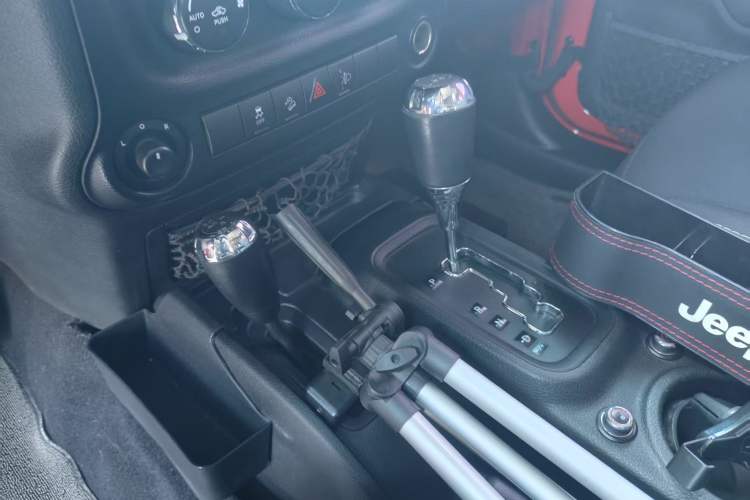 Used Jeep Wrangler 2014 3.0L Sahara Four-Door Edition Interior 2
