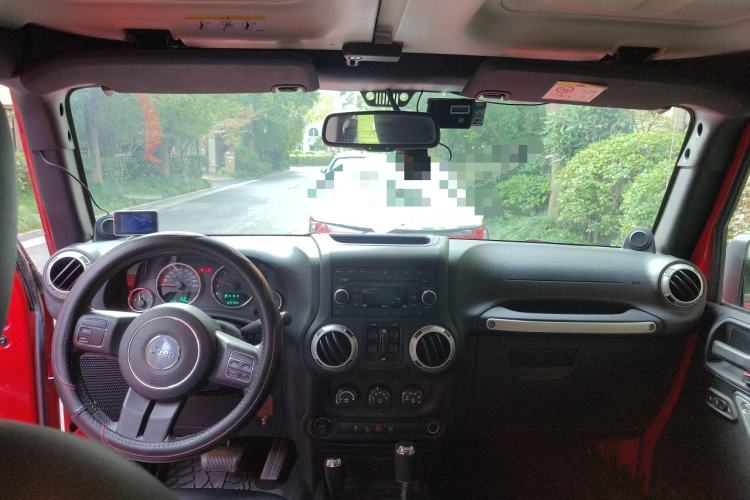 Used Jeep Wrangler 2014 3.0L Sahara Four-Door Edition Interior 2