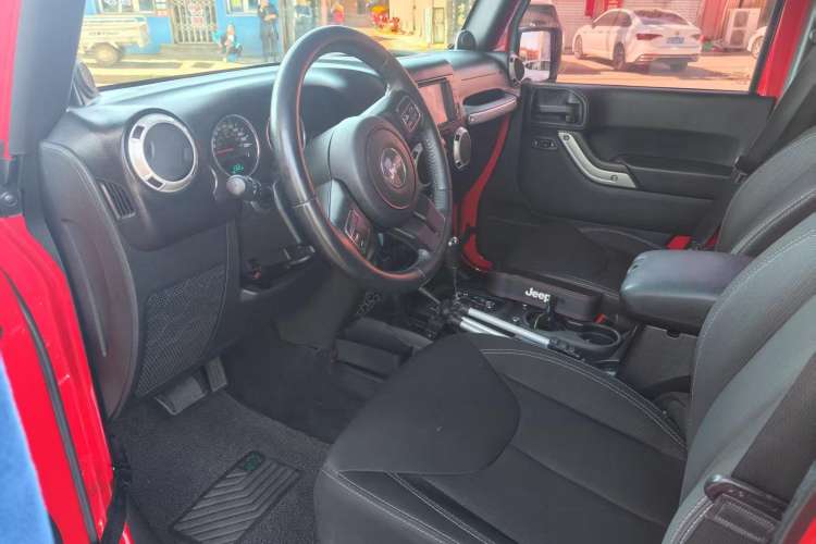 Used Jeep Wrangler 2014 3.0L Sahara Four-Door Edition Interior 3