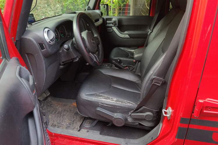Used Jeep Wrangler 2014 3.0L Sahara Four-Door Edition Interior 3