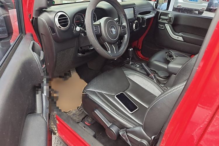 Used Jeep Wrangler 2014 3.0L Sahara Four-Door Edition Interior 3