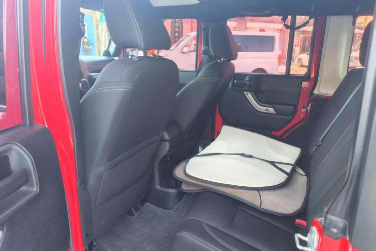 Used Jeep Wrangler 2014 3.0L Sahara Four-Door Edition Interior 4