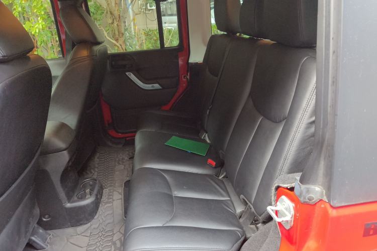 Used Jeep Wrangler 2014 3.0L Sahara Four-Door Edition Interior 4