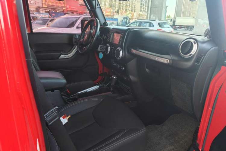 Used Jeep Wrangler 2014 3.0L Sahara Four-Door Edition Interior 5