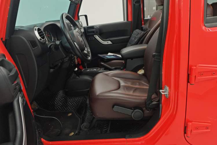 Used Jeep Wrangler 2014 2.8TD Sahara Four-Door Edition Left Front Seat