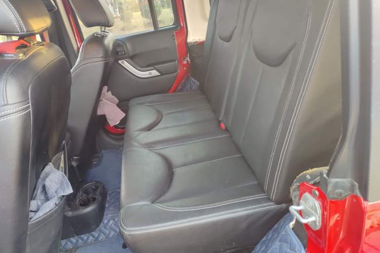 Used Jeep Wrangler 2014 3.0L Sahara Four-Door Edition Left Rear Seat