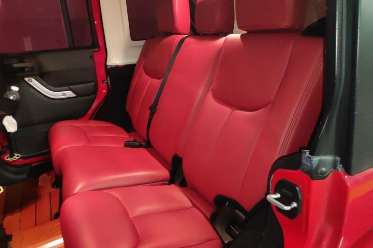 Used Jeep Wrangler 2014 3.0L Sahara Four-Door Edition Left Rear Seat
