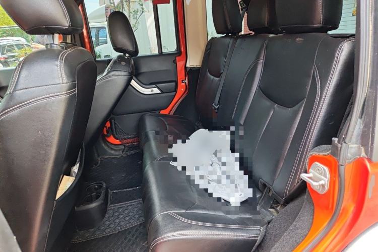 Used Jeep Wrangler 2014 3.0L Sahara Four-Door Edition Left Rear Seat