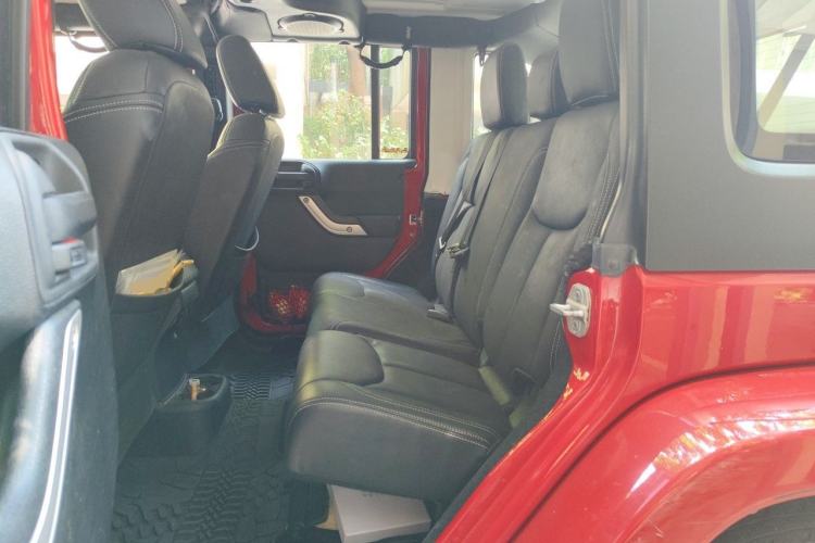 Used Jeep Wrangler 2014 3.0L Sahara Four-Door Edition Left Rear Seat