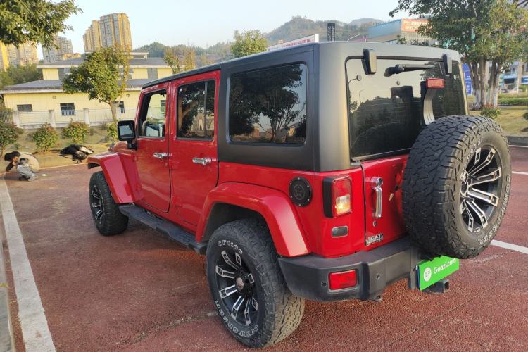 Used Jeep Wrangler 2014 3.0L Sahara Four-Door Edition Left Side