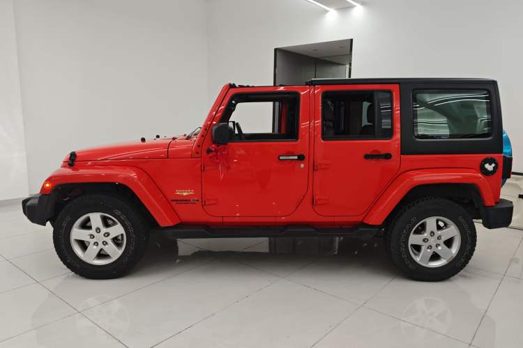 Used Jeep Wrangler 2014 2.8TD Sahara Four-Door Edition Left Side