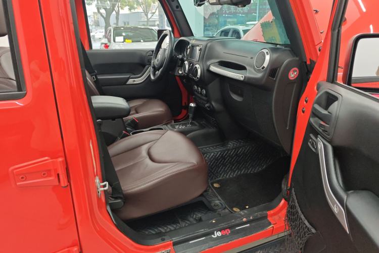 Used Jeep Wrangler 2014 2.8TD Sahara Four-Door Edition Right Front Seat