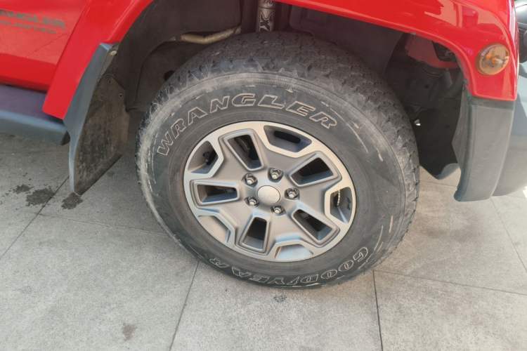 Used Jeep Wrangler 2014 2.8TD Sahara Four-Door Edition Right Front Wheel Hub