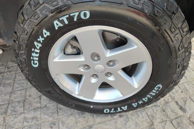 Used Jeep Wrangler 2014 3.0L Sahara Four-Door Edition Right Front Wheel Hub
