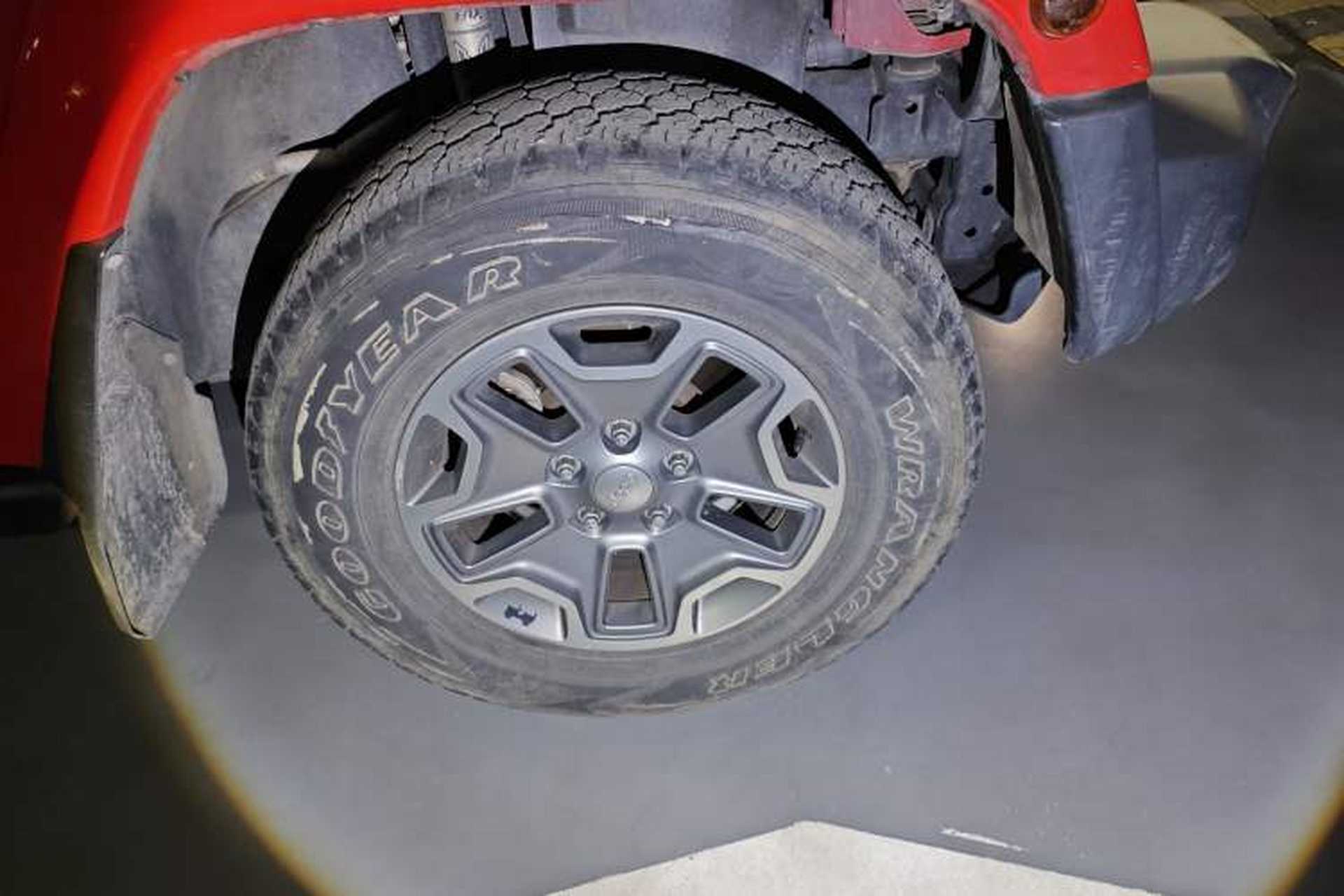 Used Jeep Wrangler 2014 2.8TD Sahara Four-Door Edition Right Front Wheel Hub