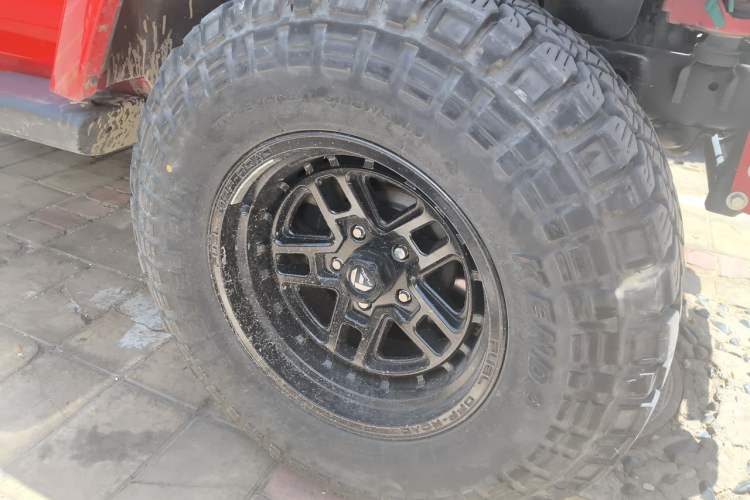 Used Jeep Wrangler 2014 2.8TD Sahara Four-Door Edition Right Front Wheel Hub