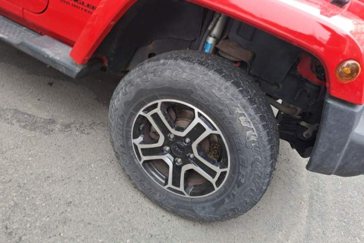 Used Jeep Wrangler 2014 2.8TD Sahara Four-Door Edition Right Front Wheel Hub