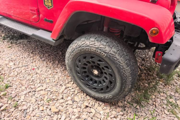 Used Jeep Wrangler 2014 3.0L Sahara Four-Door Edition Right Front Wheel Hub