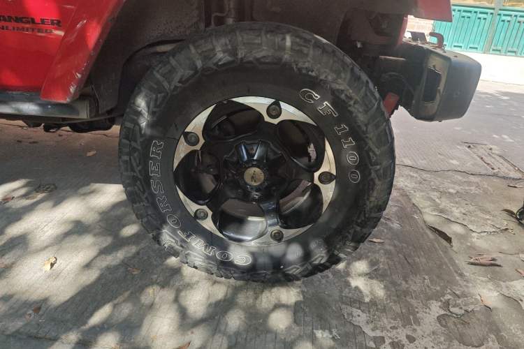 Used Jeep Wrangler 2014 2.8TD Sahara Four-Door Edition Right Front Wheel Hub