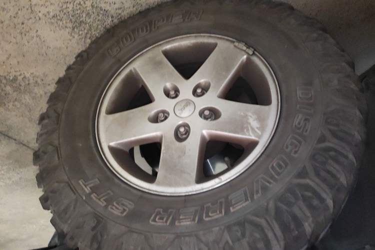 Used Jeep Wrangler 2014 3.0L Sahara Four-Door Edition Right Front Wheel Hub